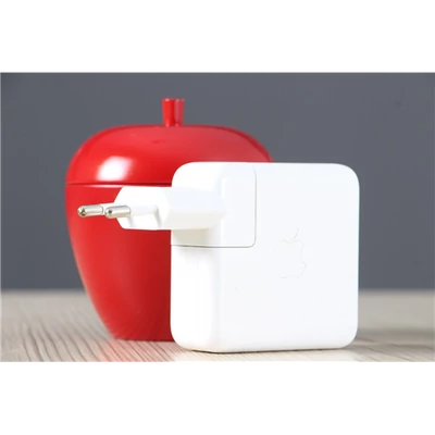 Használt USB-C adapter 70W A US-8207