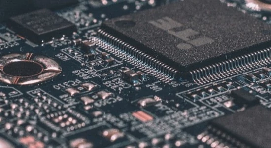 RAM- és SSD-drágulás jön a PC-knél, Apple egyelőre védett